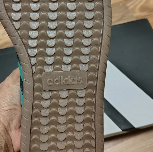 🖤 Adidas Sneakers – Black & Green | Size 8 | NWT - Picture 6 of 7